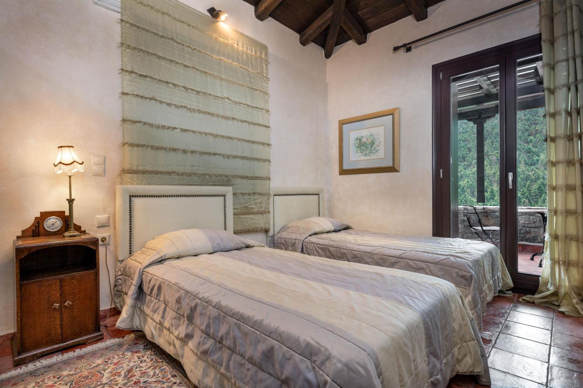 Ostra Menalon Luxury Suites Kardharás Dış mekan fotoğraf