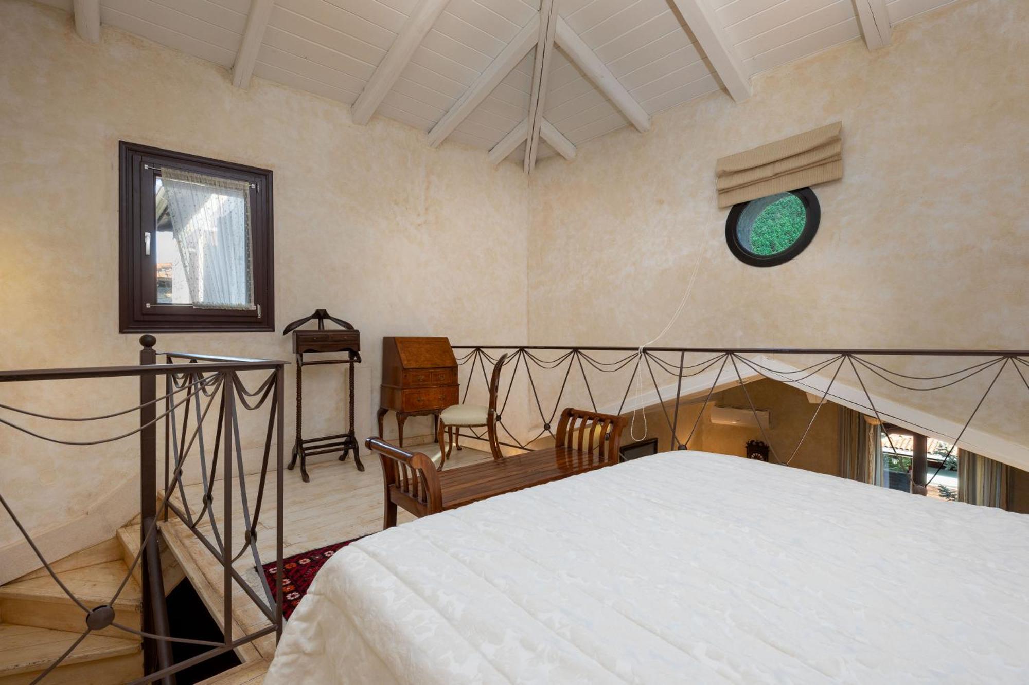 Ostra Menalon Luxury Suites Kardharás Oda fotoğraf